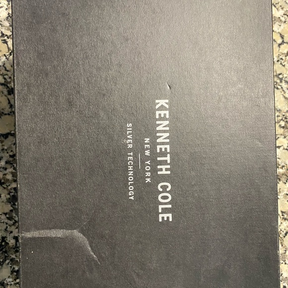 Kenneth Cole leather sneakers 11/m - Picture 3 of 3